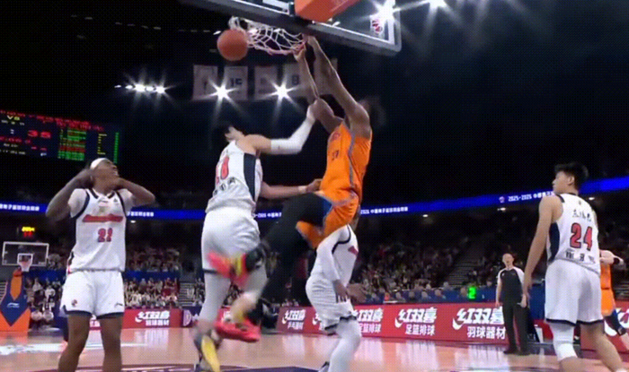 上海男篮客场大胜天津男篮 12连胜彰显逆袭之路