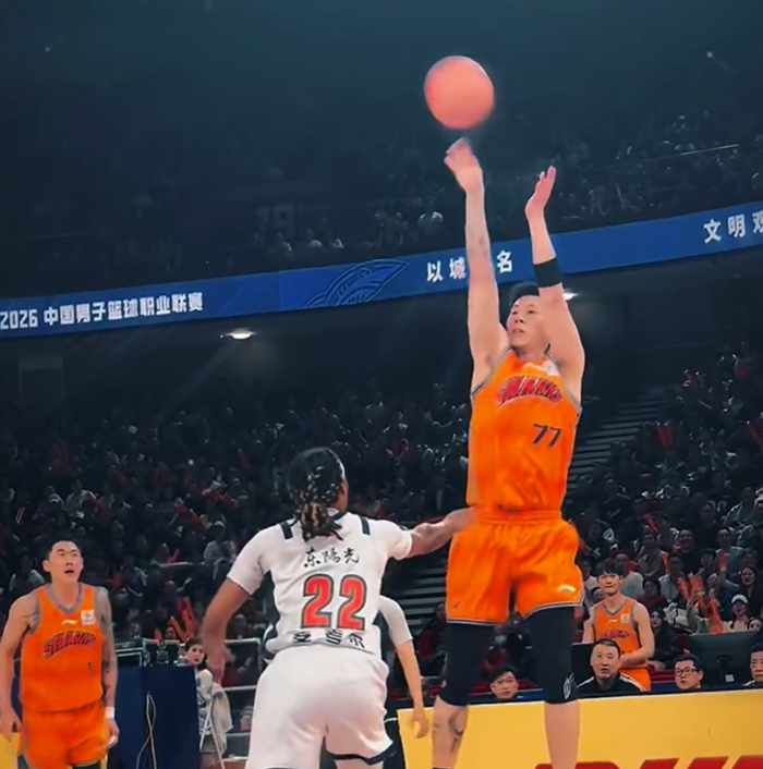 上海男篮客场大胜天津男篮 12连胜彰显逆袭之路