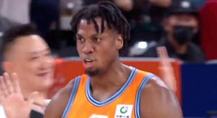 上海男篮客场大胜天津男篮 12连胜彰显逆袭之路