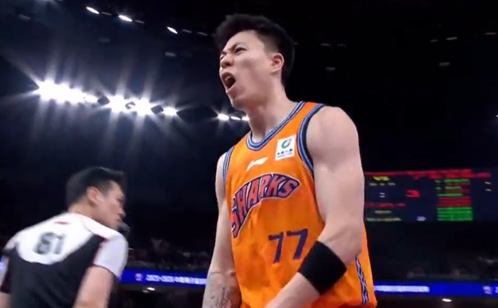 上海男篮客场大胜天津男篮 12连胜彰显逆袭之路