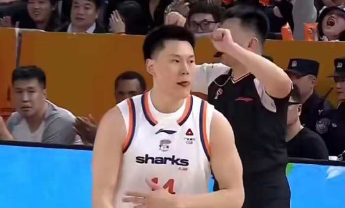 上海男篮客场大胜天津男篮 12连胜彰显逆袭之路