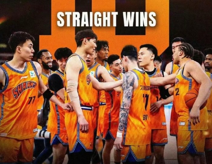 上海男篮客场大胜天津男篮 12连胜彰显逆袭之路