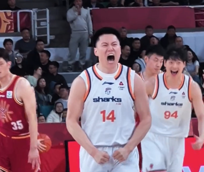 上海男篮客场大胜天津男篮 12连胜彰显逆袭之路