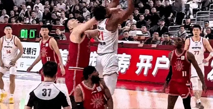 上海男篮客场大胜天津男篮 12连胜彰显逆袭之路